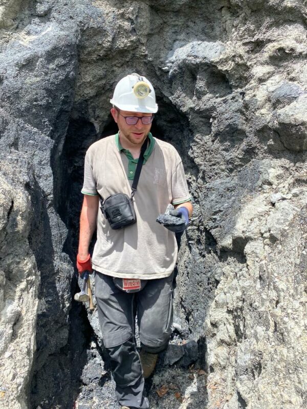 Paul Krause bei einer Mineralienreise in Kolumbien vor einem Stolleneingang