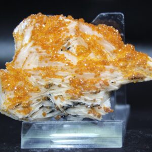 Vanadinit auf Baryt, aus Mibladen in Marokko