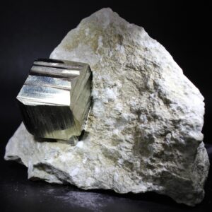 Einzelner Pyritkristall auf natürlicher Matrix als Eigenfund aus Ambas Aguas bei Muro de Aguas, La Rioja, Spanien.