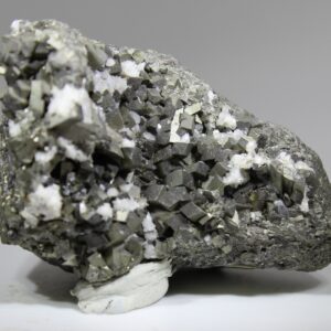 Arsenopyrit mit Calcit auf Matrix aus der Mina Noche Buena bei Mazapil, Zacatecas, Mexiko