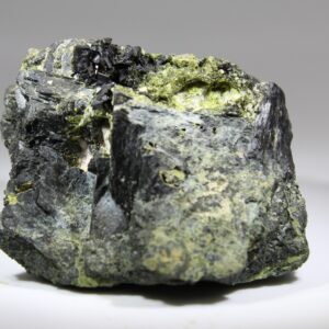 Babingtonit auf Hornblende mit Epidot und Magnetit aus den Brastad Mines bei Arendal in Norwegen