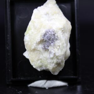 Violetter Diaspor auf heller Matrix aus dem Saga-II-Steinbruch in Norwegen