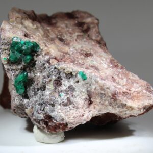 Dioptas-Kristalle auf rötlicher Quarzmatrix aus der Ntola Mine bei Mindouli, Pool Region, Republik Kongo.