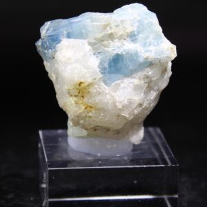 Himmelblauer Euklas in Quarzmatrix aus La Media Luna bei Pauna, Kolumbien