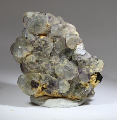 Blassgrüner Fluorit mit violetter Zonierung aus dem Erongogebirge Namibia