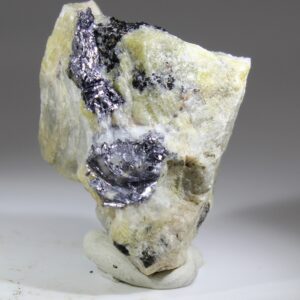 Hochglänzender Molybdänit auf Feldspatmatrix aus den Bandaksli Mines in Norwegen