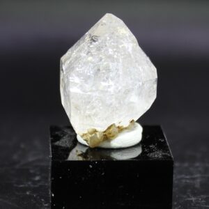 Quarz Bergkristall aus Igea, La Rioja, Spanien auf schwarzem Sockel