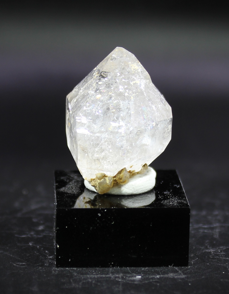 Quarz Bergkristall aus Igea, La Rioja, Spanien auf schwarzem Sockel