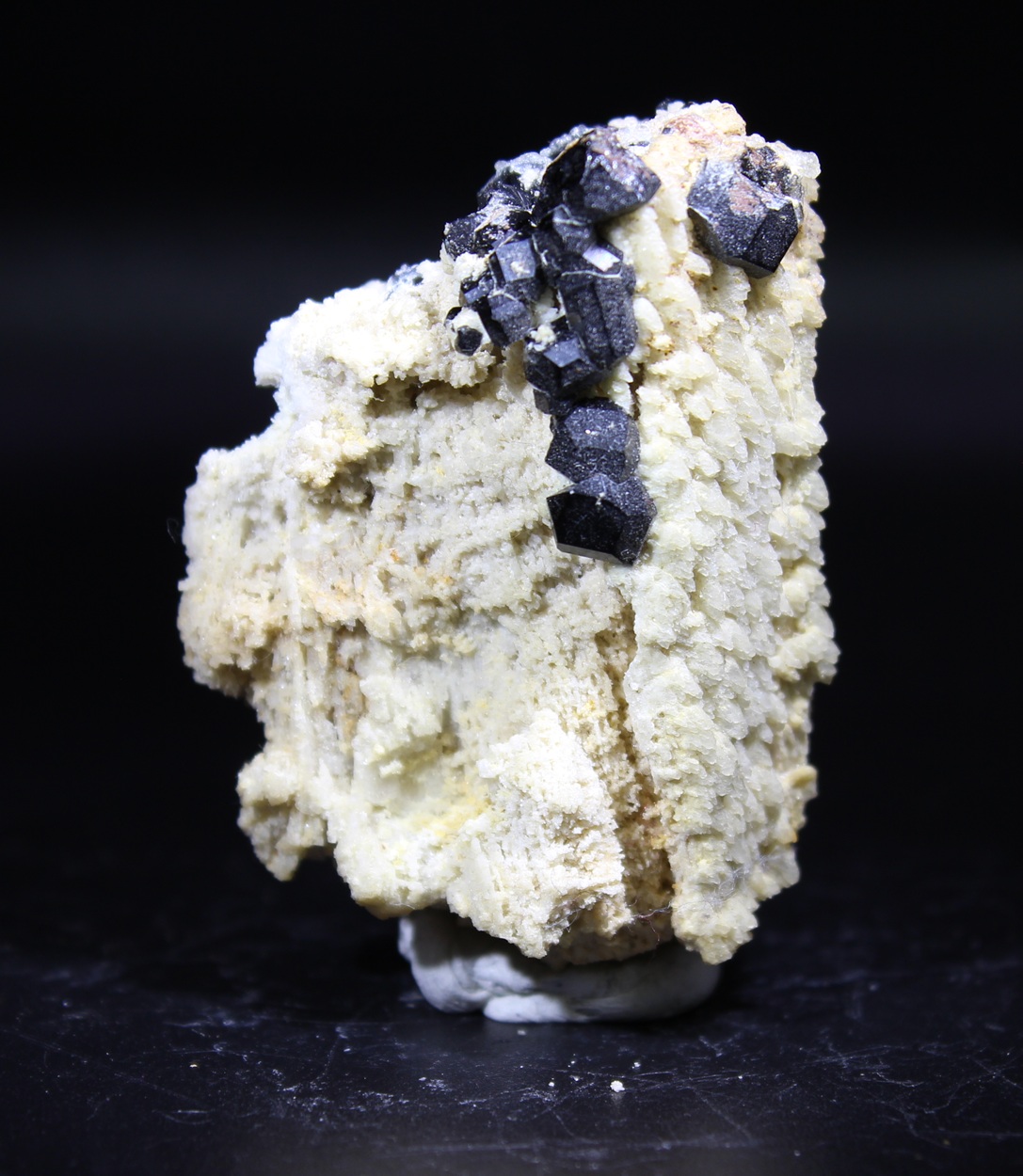 Schwarzer Schörl auf heller Feldspatmatrix aus dem Erongo in Namibia