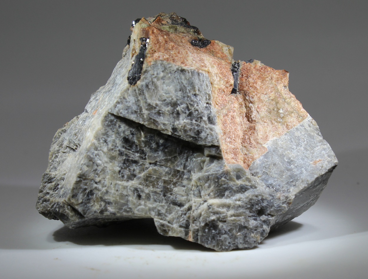 Zirkonolith Polymignit in Pegmatit vom Håkestad-Steinbruch Norwegen