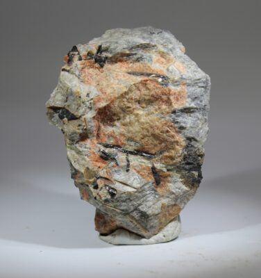 Zirkonolith Polymignit mit Zirkon vom Håkestad-Steinbruch Norwegen