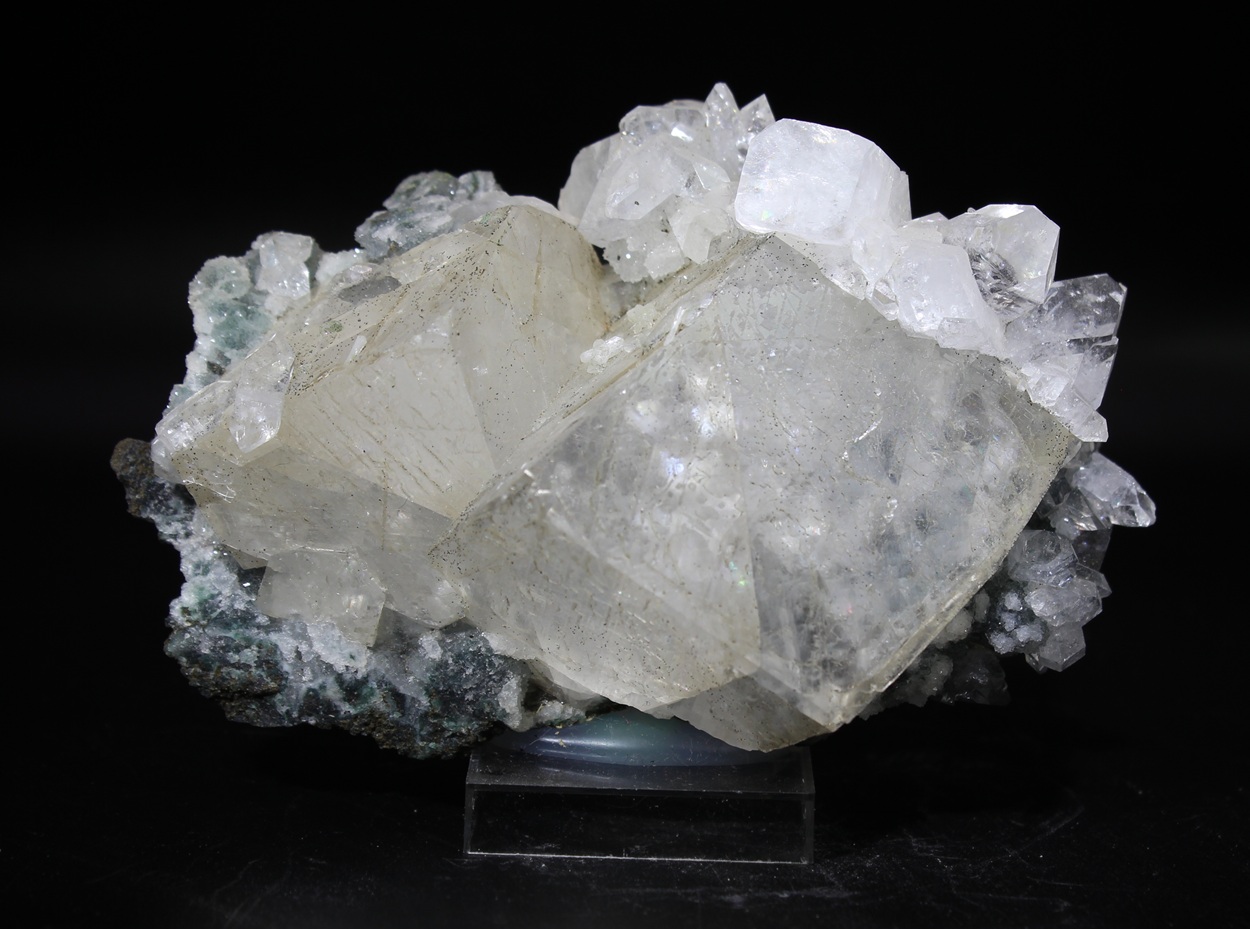 Calcite with apophyllite on volcanic matrix from Jalgaon, India