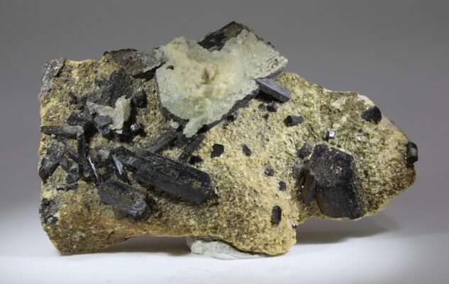 Schörl mit hellem Mineralüberzug aus dem Erongo in Namibia