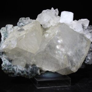 Rhombohedral calcite and apophyllite crystals from Jalgaon, India