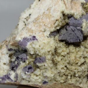 Fluorit aus Landsverk, Evje, Norwegen mit bis zu 5 mm großen blassvioletten Oktaedern auf Albitmatrix.