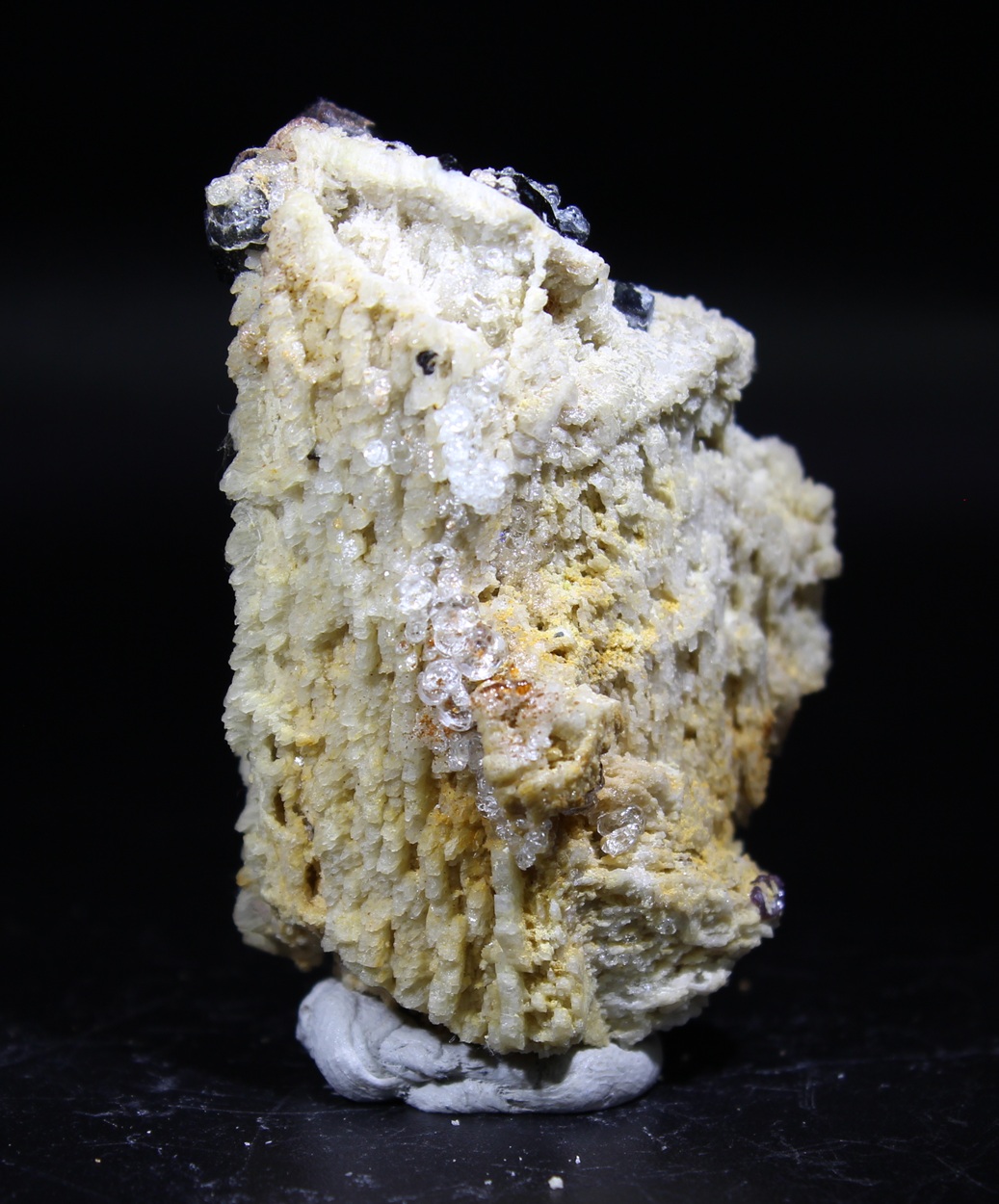 Traubiger Glasopal auf Feldspat aus dem Erongo-Gebirge in Namibia