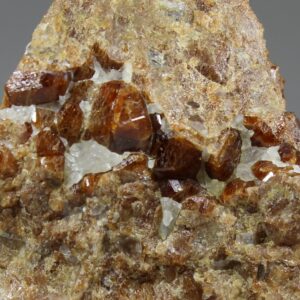 Nahaufnahme der Hessonit-Kristalle aus Žulová, Tschechien