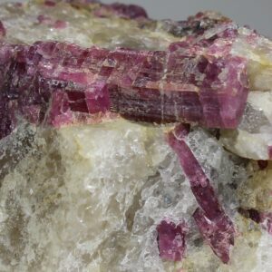 Detailaufnahme des Rubellit-Hauptkristalls aus Varuträsk mit typischer prismatischer Kristallform und intensiver rosaroter Farbe.