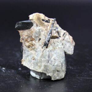Schwarze Zirkonolithkristalle auf Feldspatmatrix aus Håkestad