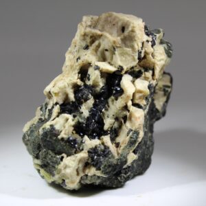 Glänzende Babingtonit-Kristalle auf heller Feldspat-Matrix aus Arendal, Norwegen