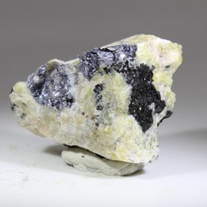 Silbrig glänzende Molybdänit-Aggregate auf heller Matrix aus Bandaksli, Norwegen