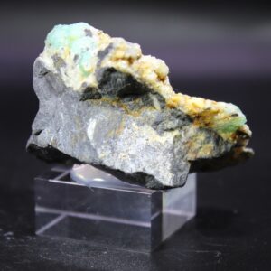 Rückseite von Smaragd mit Pyrit aus Chivor Kolumbien