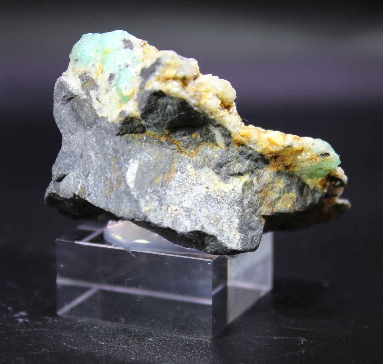 Rückseite von Smaragd mit Pyrit aus Chivor Kolumbien