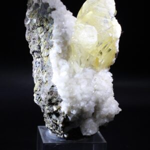 Gelbe Calcitgruppe auf weißer Kristallmatrix aus Indien