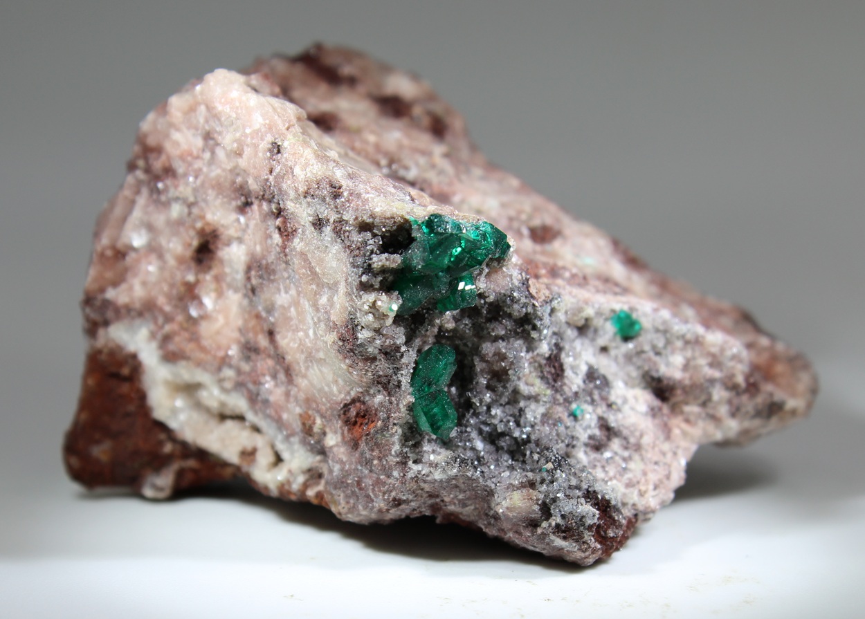 Dioptas auf Quarzmatrix – Ntola Mine, Mindouli, Pool Region, Republik Kongo – Bild 3