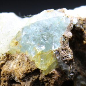 Detail eines blassblauen Euklaskristalls aus dem Chivor-Distrikt
