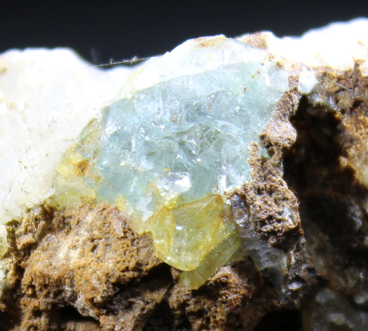 Detail eines blassblauen Euklaskristalls aus dem Chivor-Distrikt