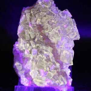 Gelbliche Fluoreszenz von Fluorit aus der Moscona Mine unter langwelligem UV-Licht