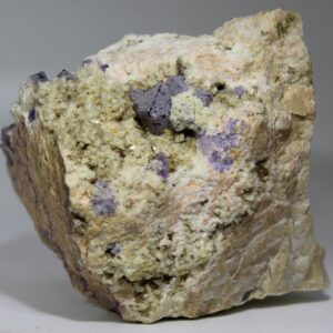 Eine schöne Sammlerstufe mit Fluorit und Albit aus Landsverk, Norwegen.