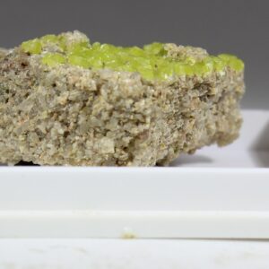 Seitenansicht der Pyromorphit-Stufe auf Sandsteinmatrix
