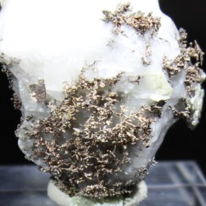 Detail dendritischer Silberaggregate auf weißer Matrix
