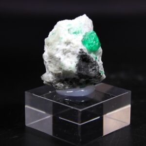 Seitliche Ansicht eines Smaragdkristalls auf Matrix aus der Coscuez Mine