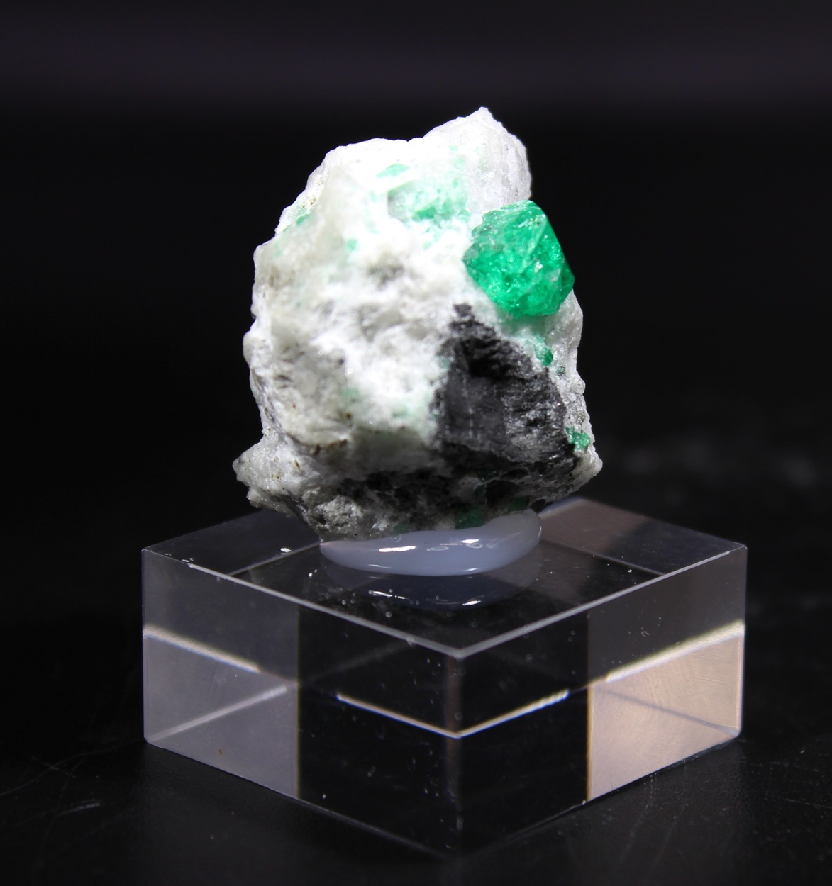 Seitliche Ansicht eines Smaragdkristalls auf Matrix aus der Coscuez Mine