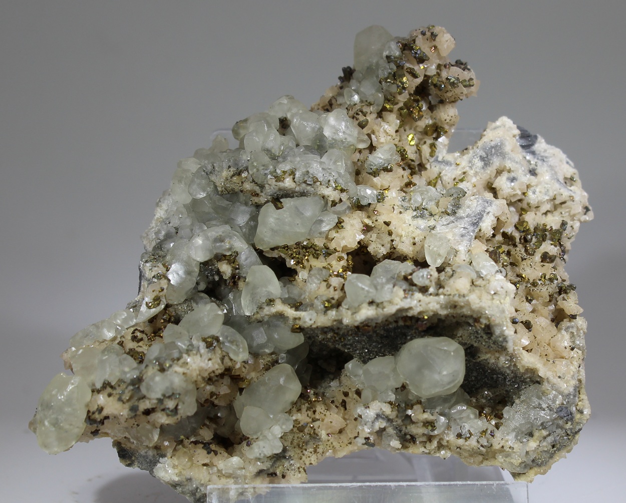 Detailaufnahme der Calcit-Kristalle mit goldglänzendem Chalkopyrit aus Holzen