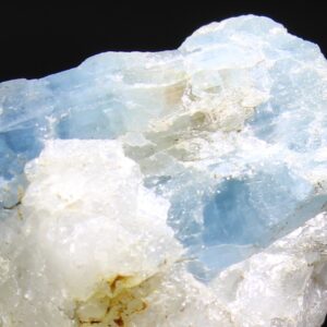 Detail himmelblauer Euklaskristalle aus La Media Luna, Kolumbien