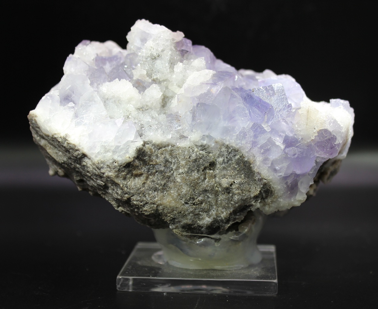 Violetter Fluorit auf Matrix aus Berbes Asturien