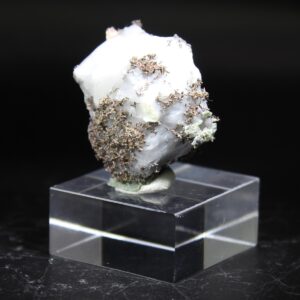 Seitliche Ansicht von Silber auf Matrix aus Bouismas in Marokko