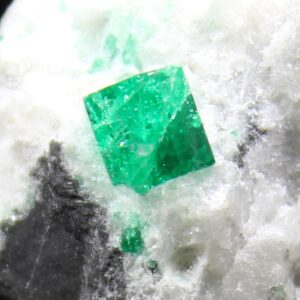 Detail eines intensiv grünen Smaragdkristalls aus der Coscuez Mine