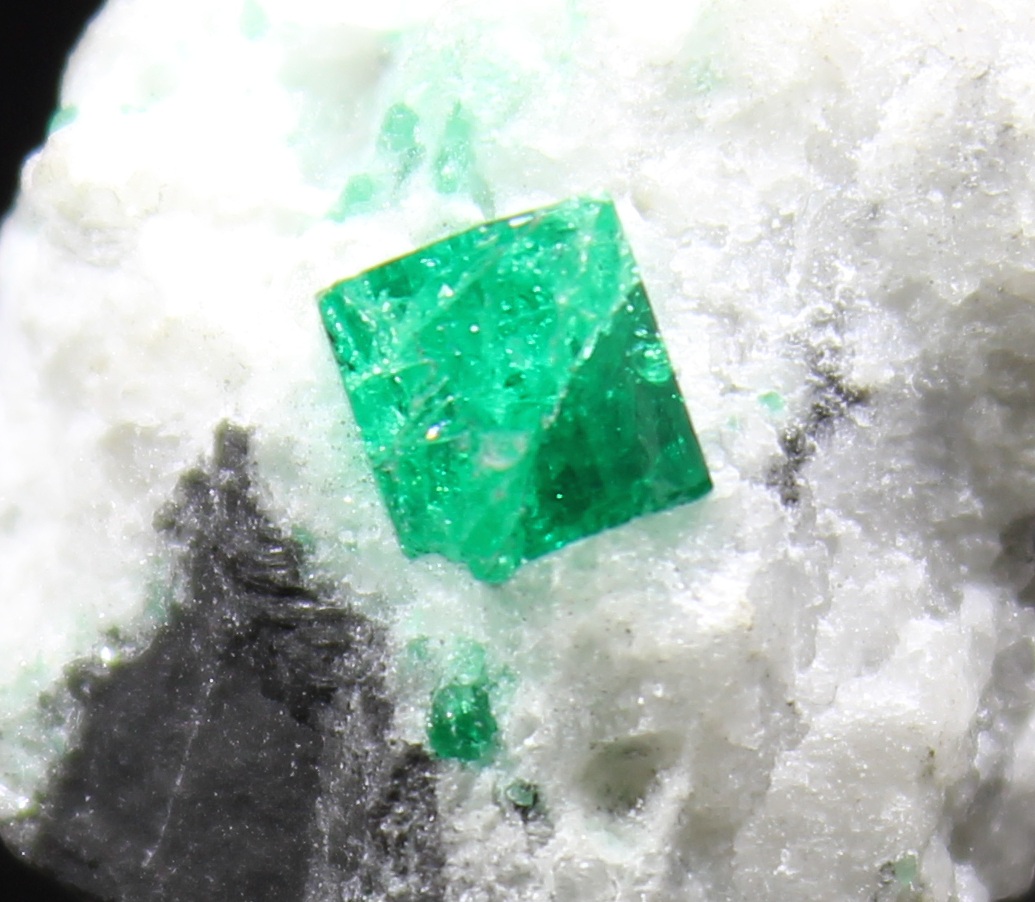 Detail eines intensiv grünen Smaragdkristalls aus der Coscuez Mine