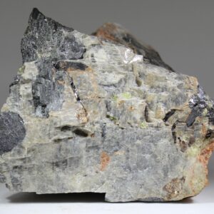 Seitenansicht von Zirkonolith Polymignit aus Håkestad Norwegen