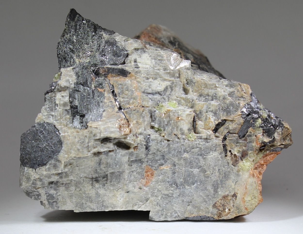 Seitenansicht von Zirkonolith Polymignit aus Håkestad Norwegen