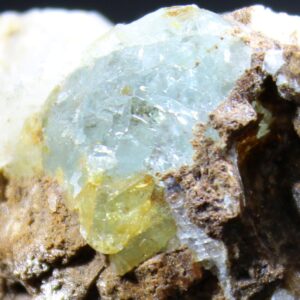 Blassblauer Euklas mit gelblichen Randpartien aus Chivor, Kolumbien