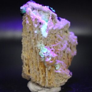 Fluoreszierender Hyalit auf Feldspat aus dem Erongo bei langwelligem UV-Licht