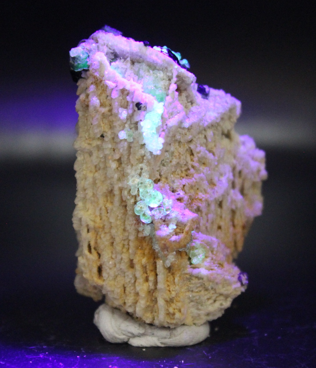 Fluoreszierender Hyalit auf Feldspat aus dem Erongo bei langwelligem UV-Licht
