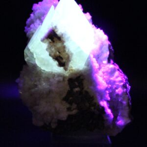 Grünlich bis gelblich fluoreszierender Calcit aus Pune unter langwelligem UV-Licht