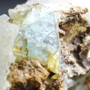 Seitliche Detailansicht eines blauen Euklaskristalls aus Chivor